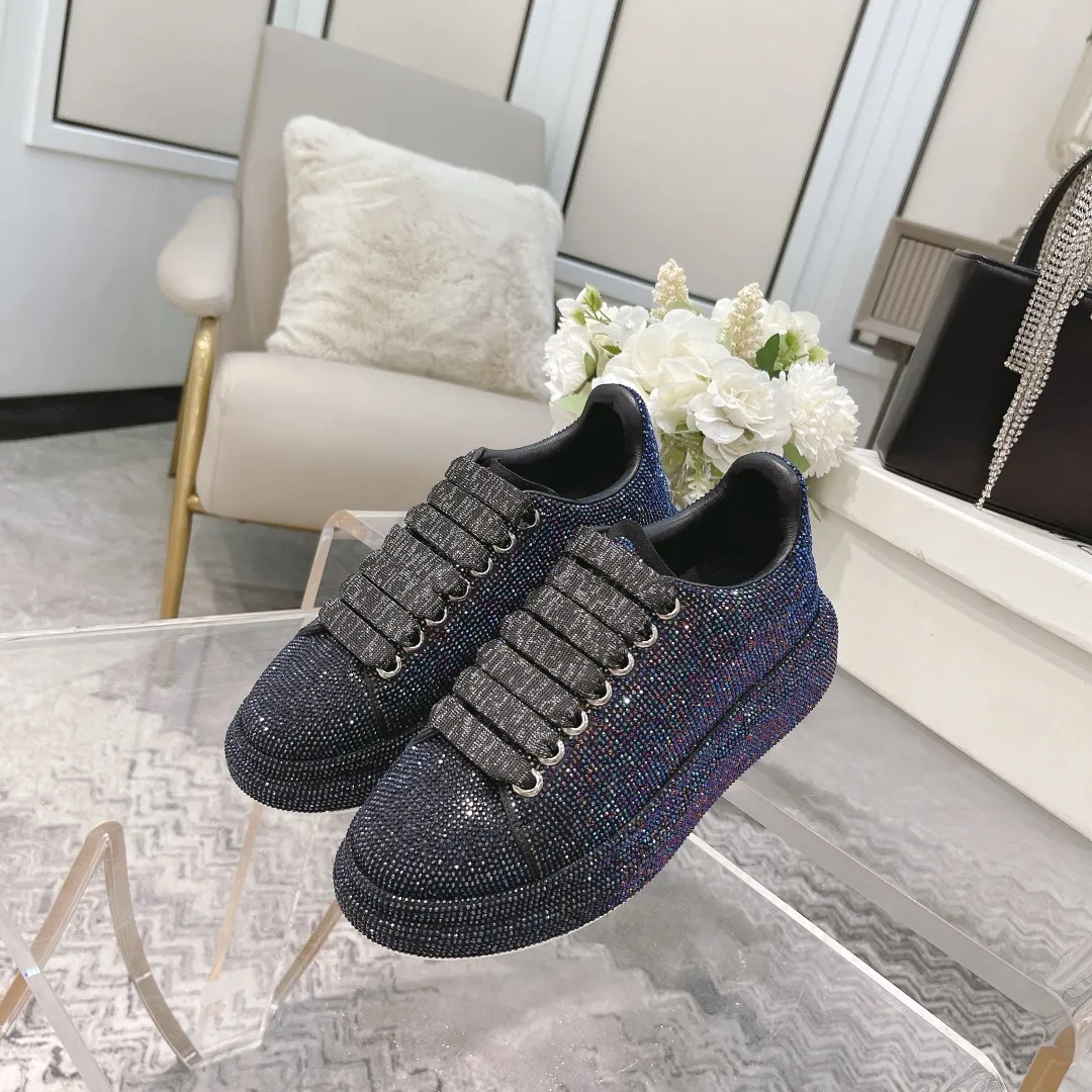 👟👟Ex-factory price 560👟👟 Men's size +10 2025SS McQueen crystal inlaid large and small diamond casual shoes counter original 1:1 production Fabric: imported silk velvet + imported Czech diamonds Lining: sheepskin lining Code number: 35-41 Male 39/44